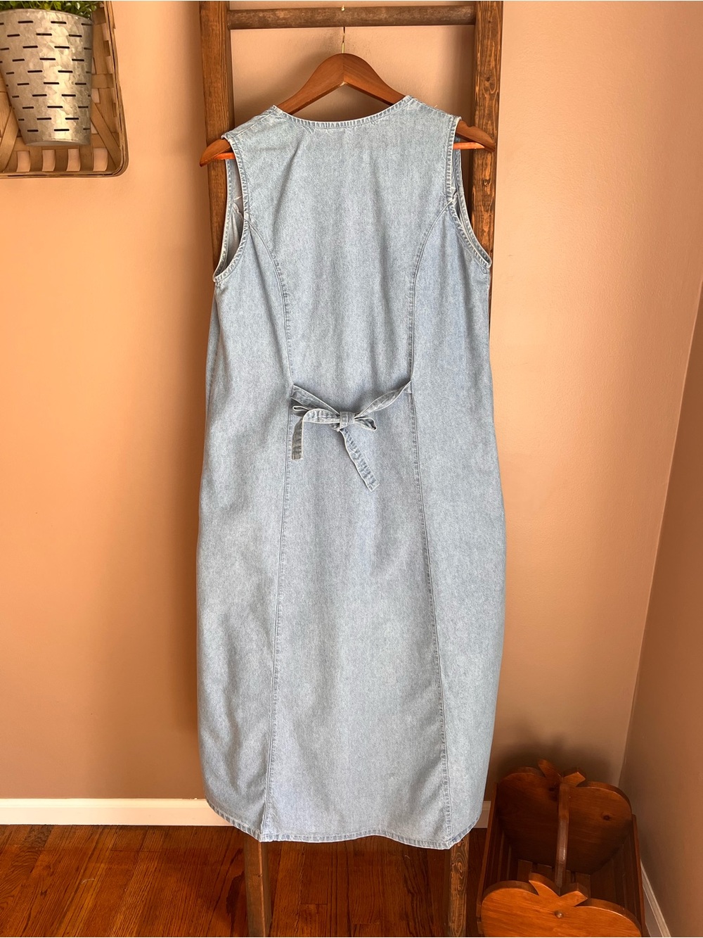 90s Sleeveless Tie Back Denim Button-Front Dress with Floral Embroidery - Picture 2 of 6